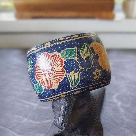 Vtg blue floral painted wooden wide bangle - Picture 2 of 10
